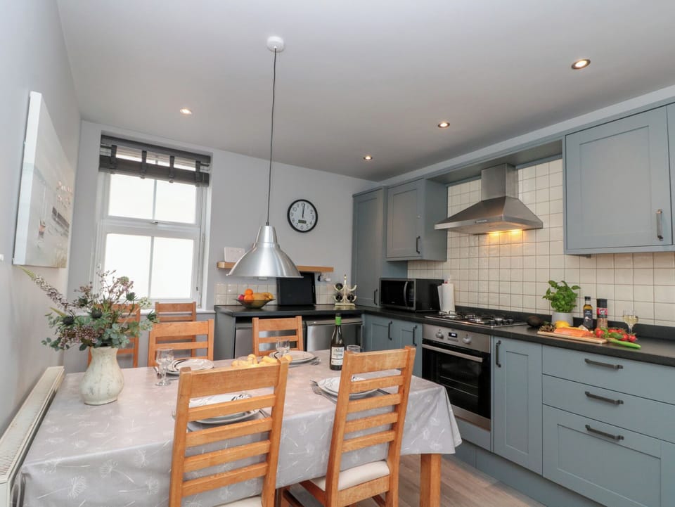 Cottage | Private kitchen | Fridge, microwave, stovetop, dishwasher