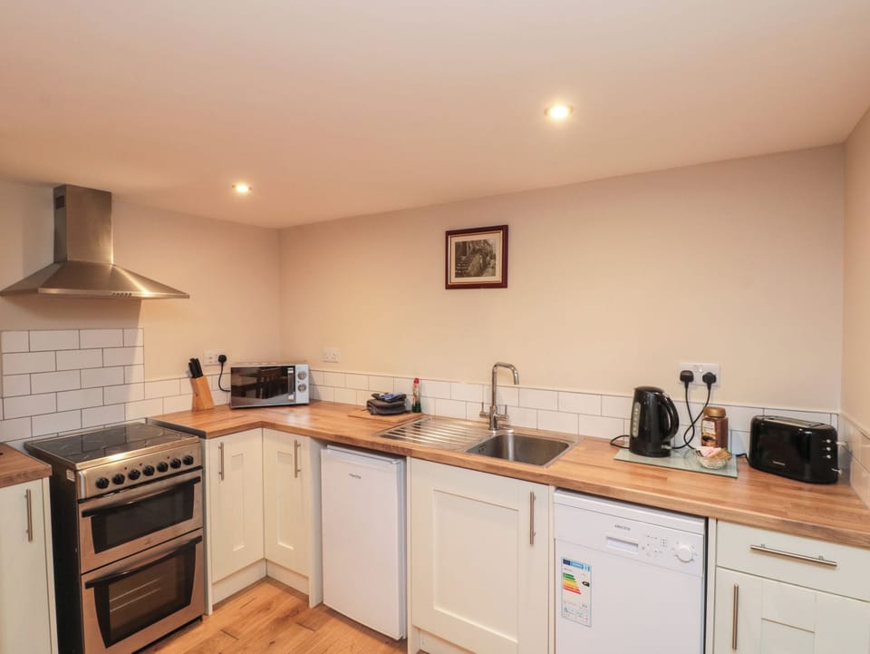 Cottage | Private kitchen | Dishwasher, cookware/dishes/utensils