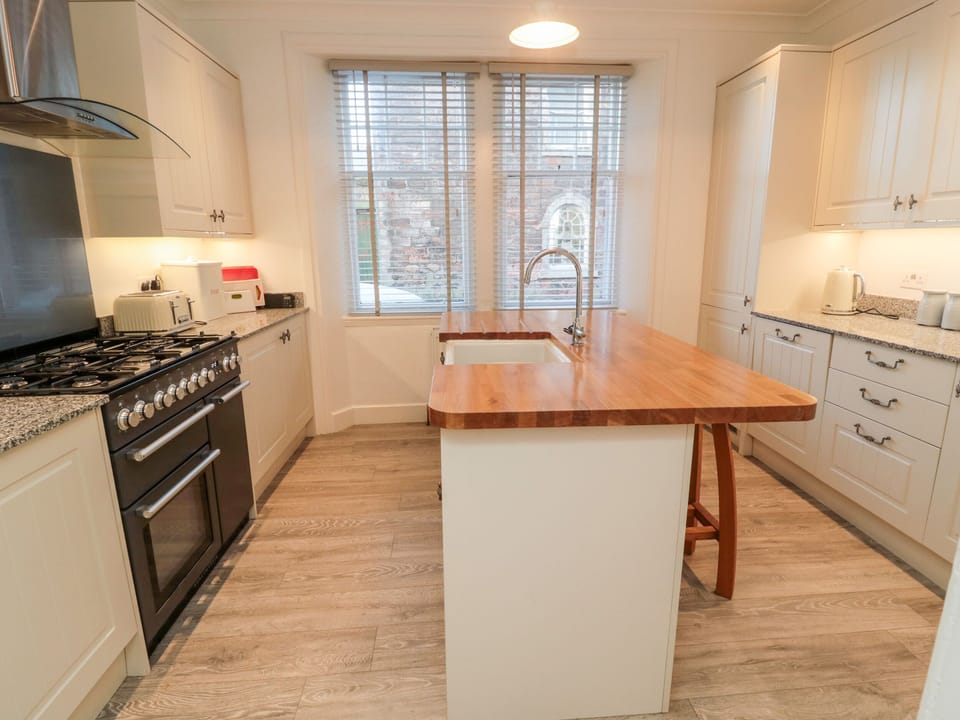 Cottage | Private kitchen | Microwave, stovetop, dishwasher, cookware/dishes/utensils