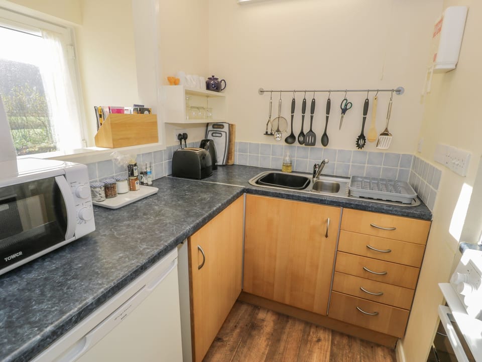 Cottage | Private kitchen | Electric kettle, cookware/dishes/utensils