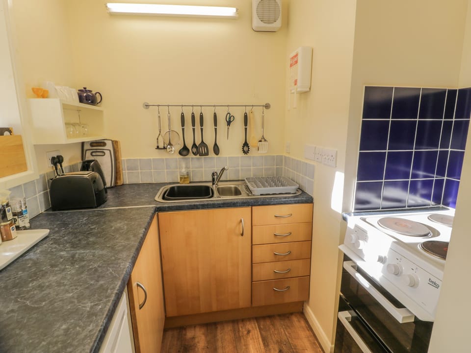 Cottage | Private kitchen | Electric kettle, cookware/dishes/utensils