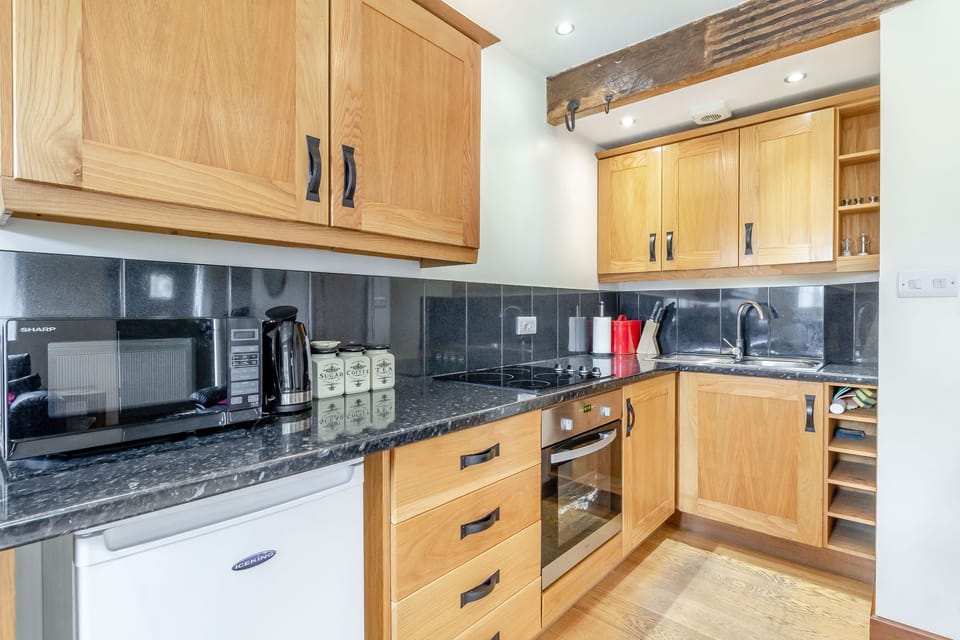 Cottage | Private kitchen | Fridge, microwave, electric kettle, toaster