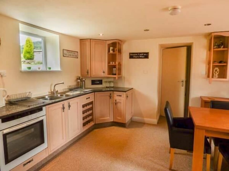 Cottage | Private kitchen | Microwave, stovetop, cookware/dishes/utensils