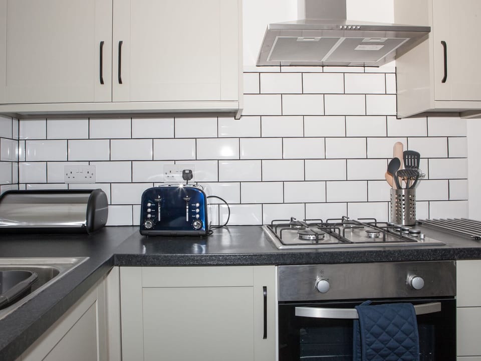 Cottage | Private kitchen | Microwave, stovetop, dishwasher, electric kettle