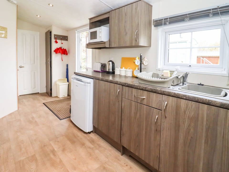Cottage | Private kitchen | Fridge, microwave, stovetop, dishwasher