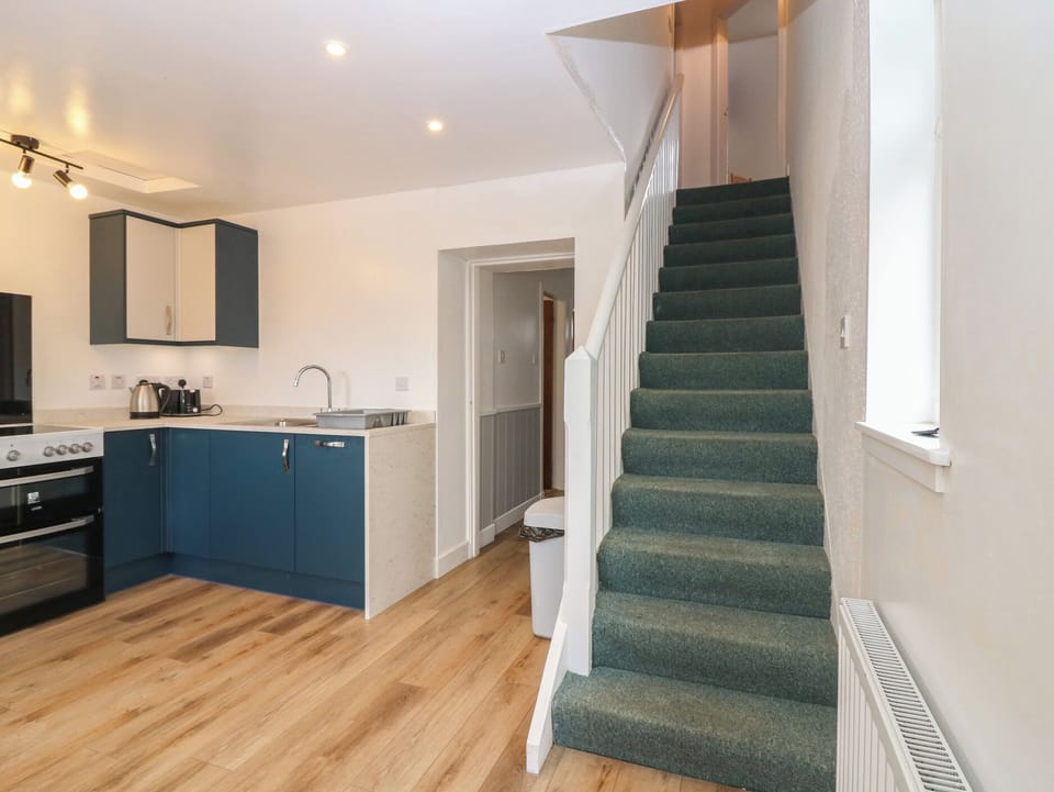 Cottage | Private kitchen | Microwave, stovetop, cookware/dishes/utensils