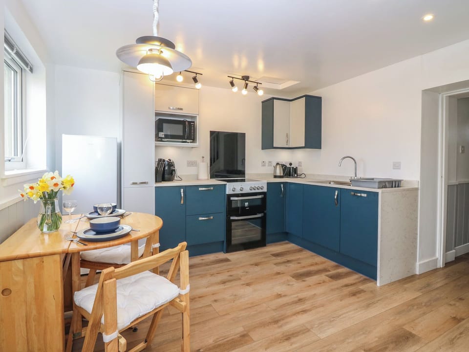 Cottage | Private kitchen | Microwave, stovetop, cookware/dishes/utensils