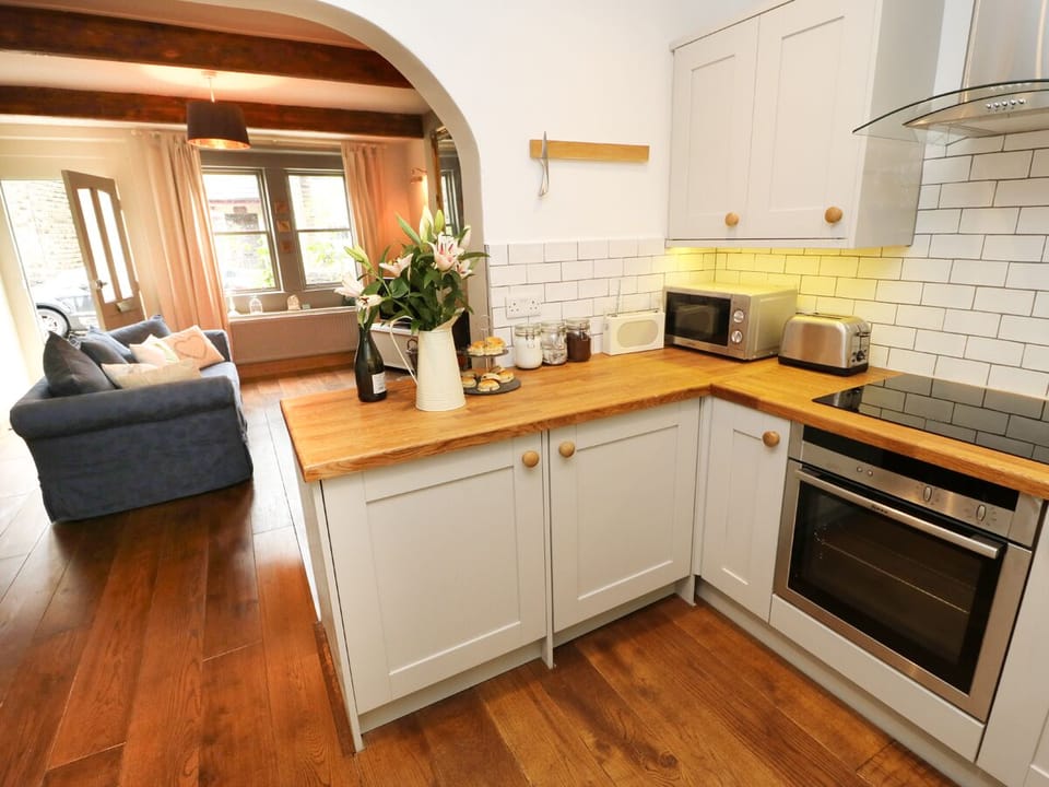 Cottage | Private kitchen | Electric kettle, toaster, cookware/dishes/utensils