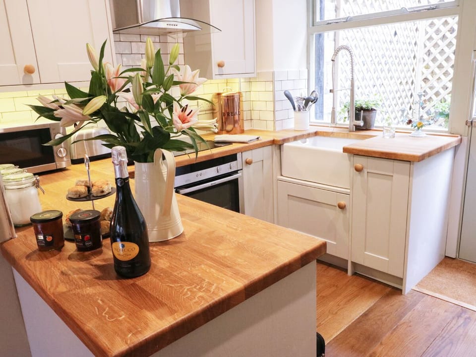 Cottage | Private kitchen | Electric kettle, toaster, cookware/dishes/utensils
