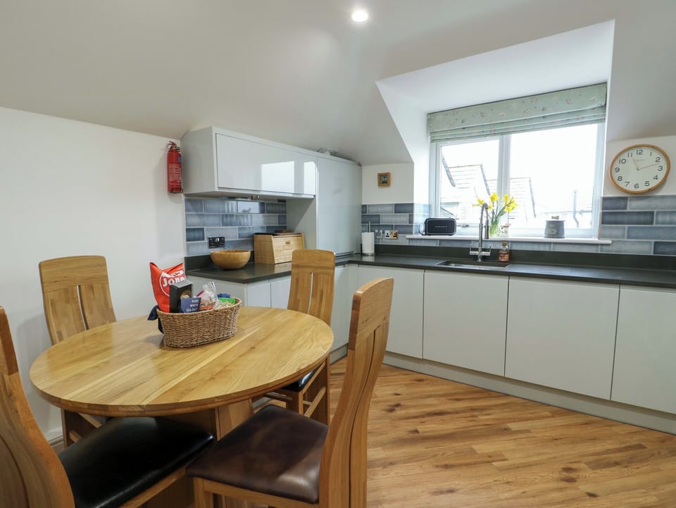 Cottage | Dining