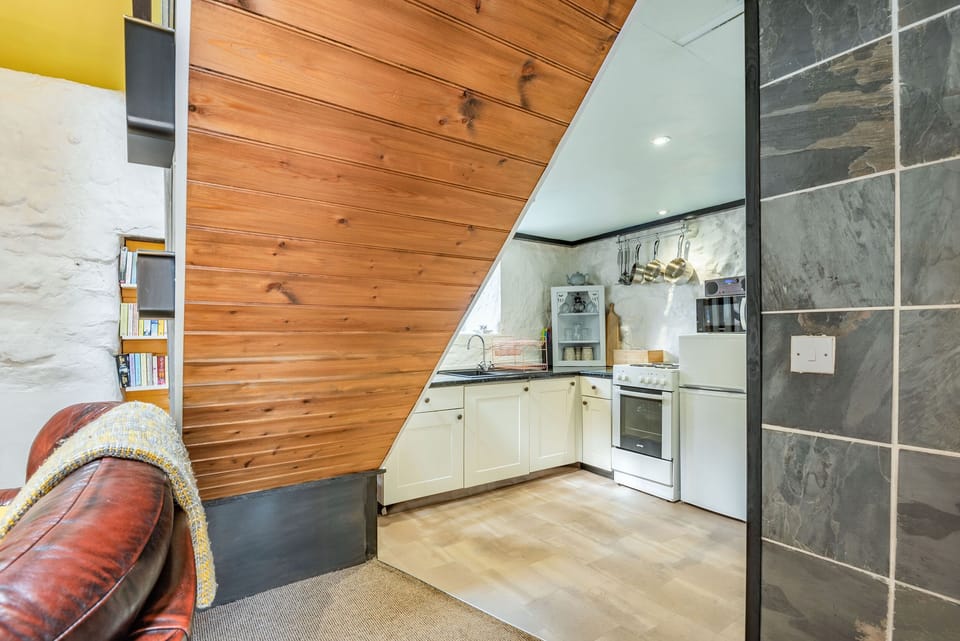 Cottage | Private kitchen | Fridge, microwave, stovetop, electric kettle