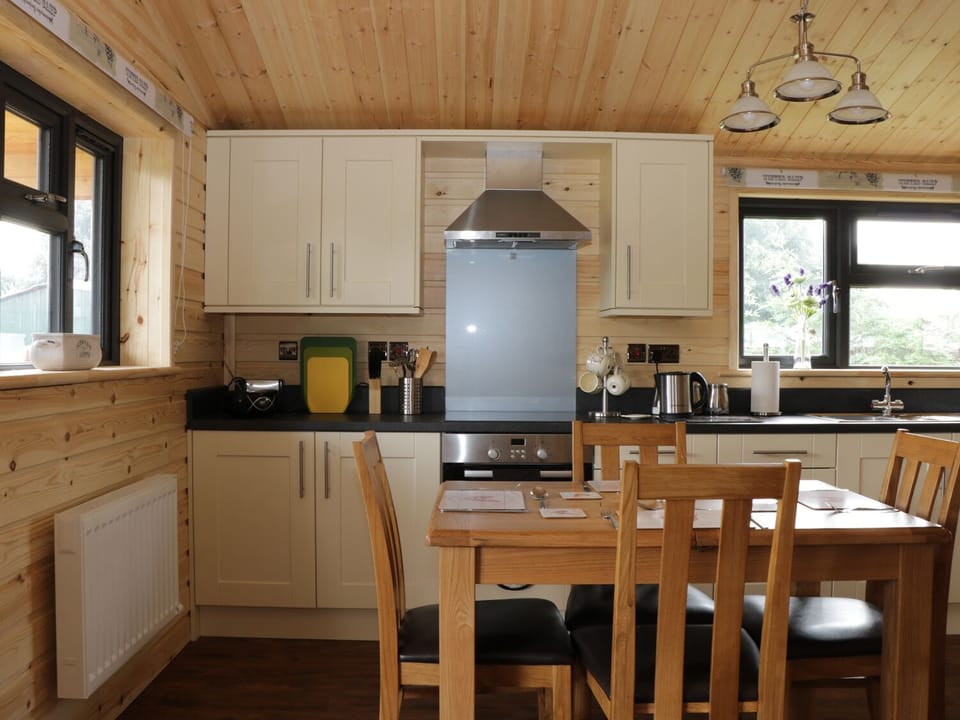 Cottage | Private kitchen | Fridge, microwave, stovetop, cookware/dishes/utensils
