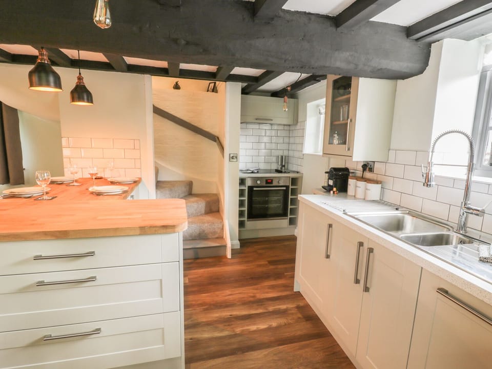Cottage | Private kitchen | Dishwasher, highchair, cookware/dishes/utensils