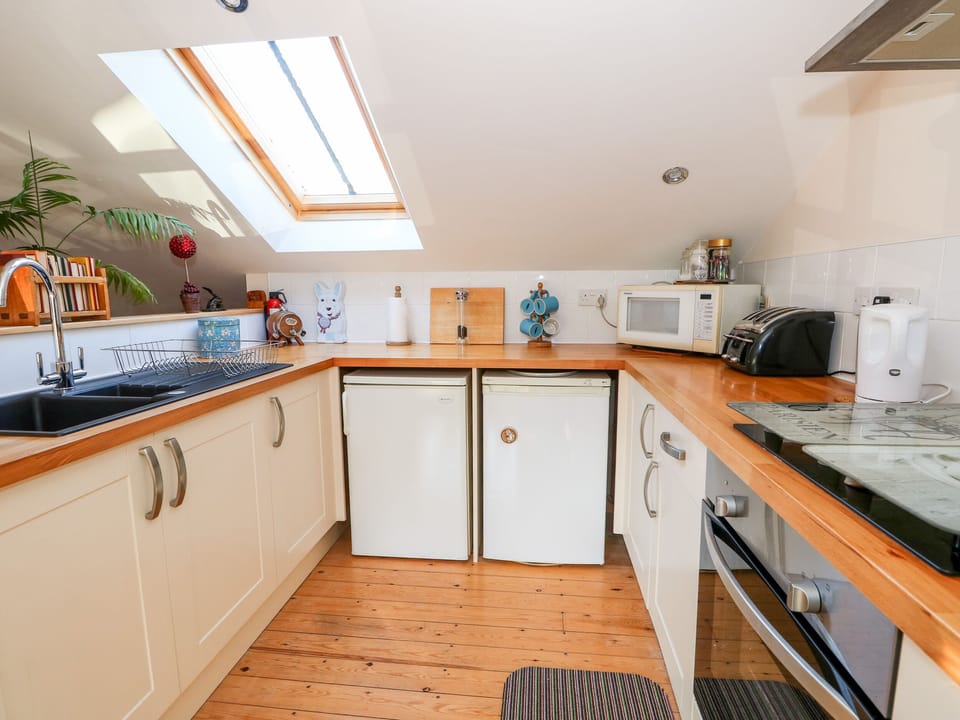 Cottage | Private kitchen | Fridge, microwave, stovetop, cookware/dishes/utensils