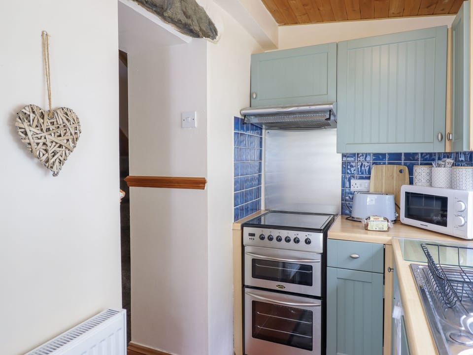 Cottage | Private kitchen | Fridge, microwave, stovetop, dishwasher