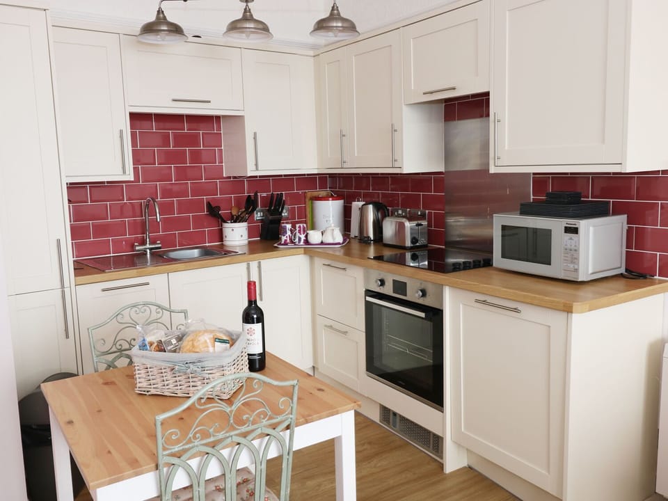Cottage | Private kitchen | Fridge, microwave, stovetop, dishwasher