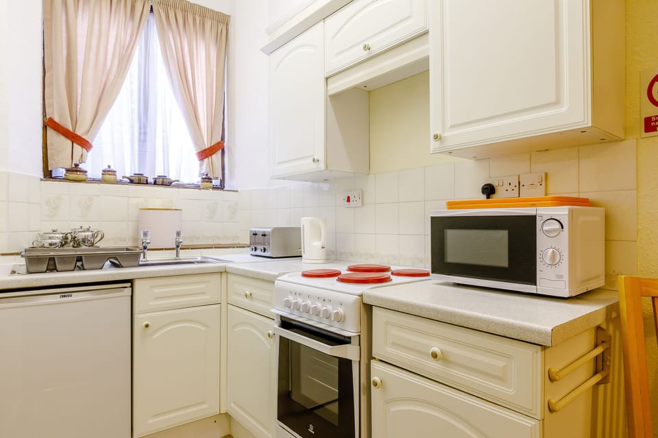 Cottage | Private kitchen | Fridge, microwave, stovetop, cookware/dishes/utensils