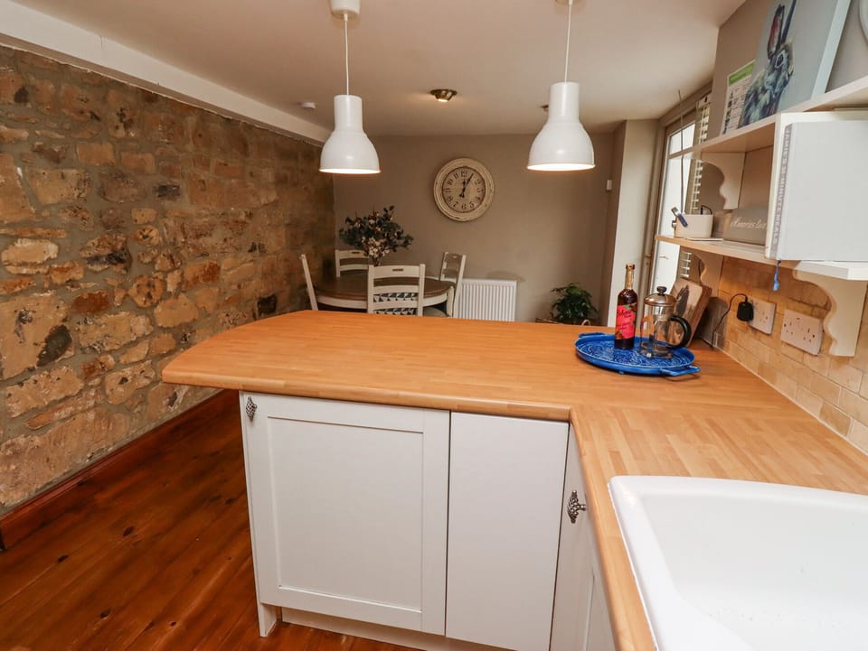 Cottage | Private kitchen | Fridge, microwave, stovetop, electric kettle