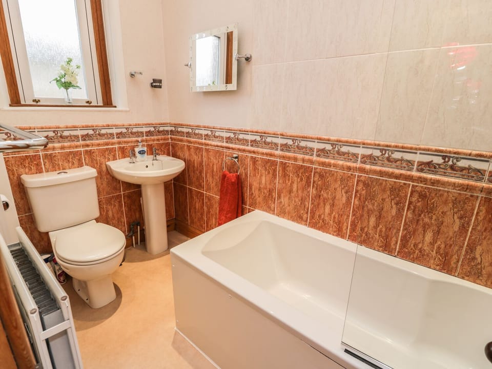 Cottage | Bathroom | Shower, hair dryer