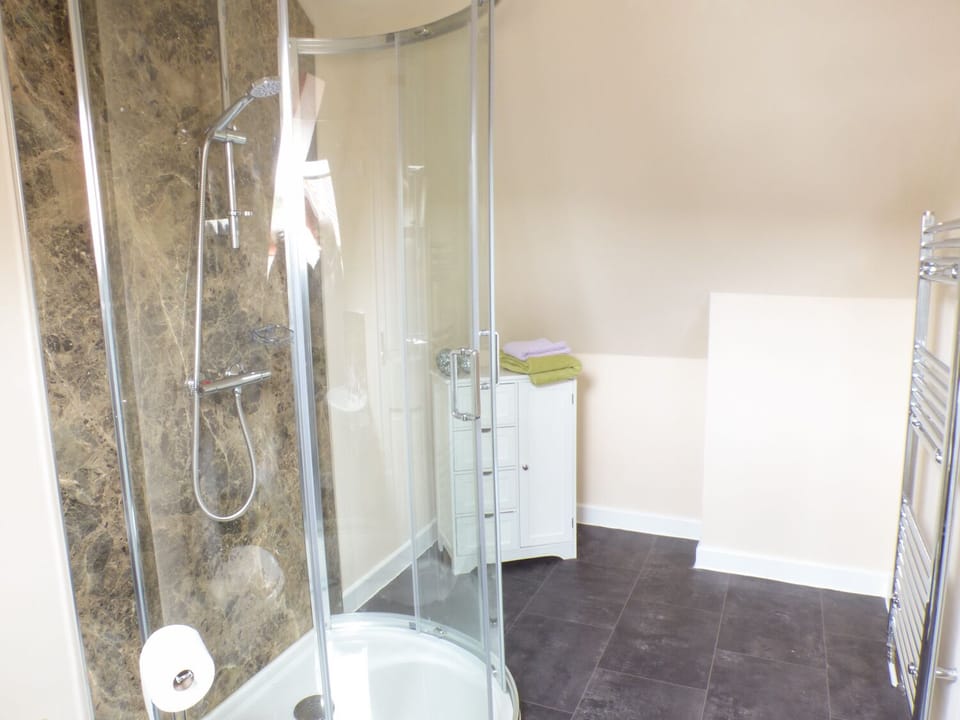 Cottage | Bathroom | Shower, hair dryer