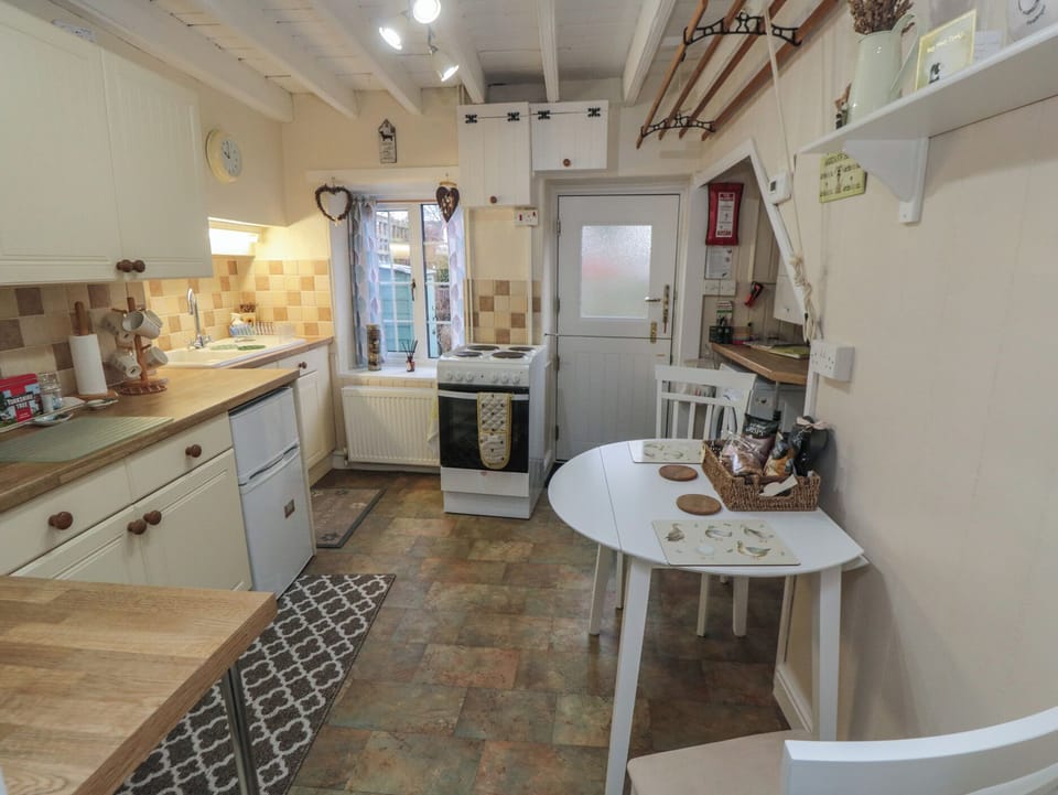 Cottage | Private kitchen | Fridge, microwave, stovetop, toaster