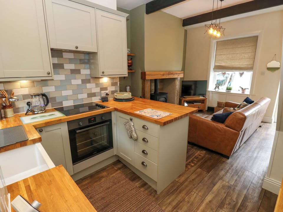 Cottage | Private kitchen | Fridge, microwave, stovetop, cookware/dishes/utensils