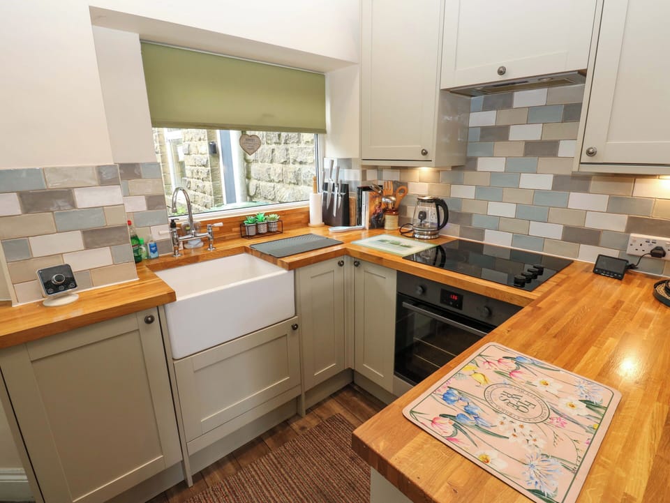 Cottage | Private kitchen | Fridge, microwave, stovetop, cookware/dishes/utensils