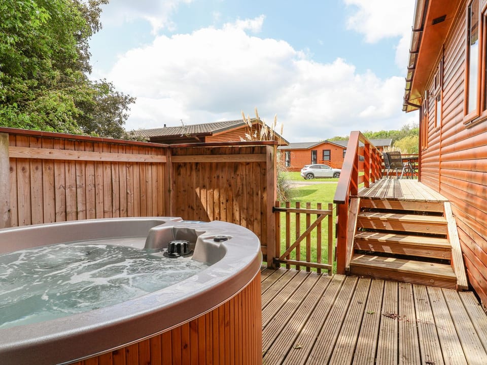Cottage | Outdoor spa tub