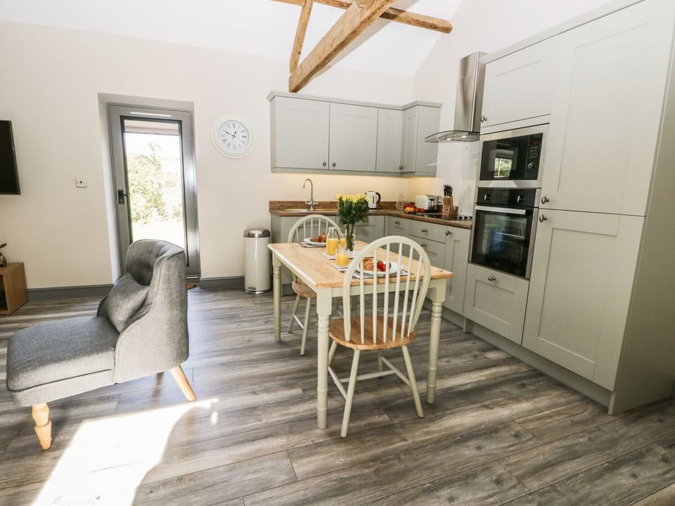 Cottage | Private kitchen | Dishwasher, cookware/dishes/utensils