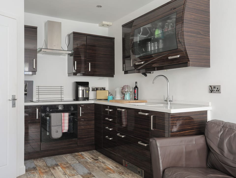 Cottage | Private kitchen | Fridge, microwave, stovetop, cookware/dishes/utensils
