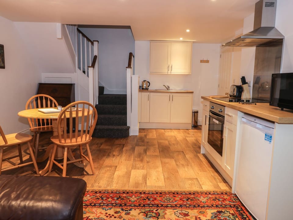 Cottage | Private kitchen | Fridge, microwave, stovetop, cookware/dishes/utensils
