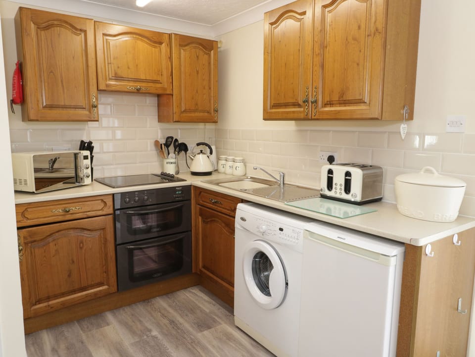 Cottage | Private kitchen | Fridge, microwave, stovetop, dishwasher