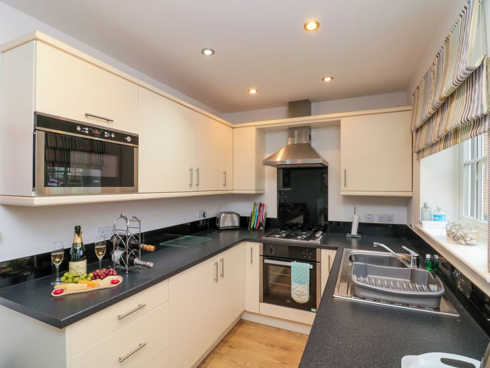 Cottage | Private kitchen | Dishwasher, highchair, cookware/dishes/utensils