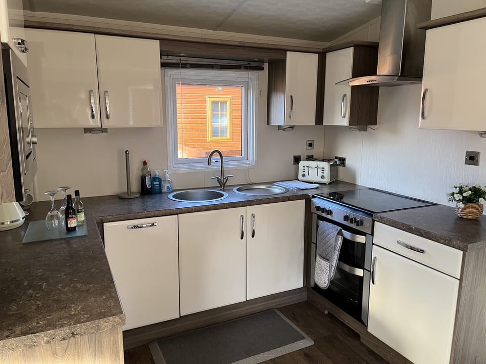 Apartment, Ensuite (Hazel Oaks) | Shared kitchen | Highchair