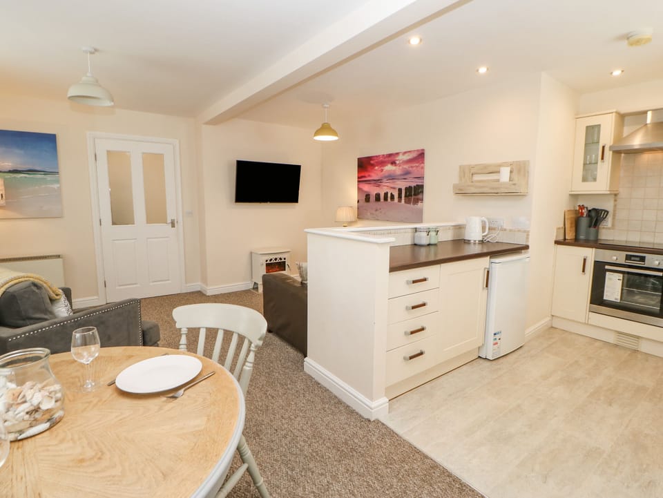 Cottage | Private kitchen | Fridge, microwave, stovetop, highchair