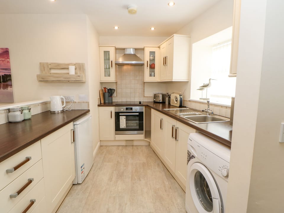Cottage | Private kitchen | Fridge, microwave, stovetop, highchair