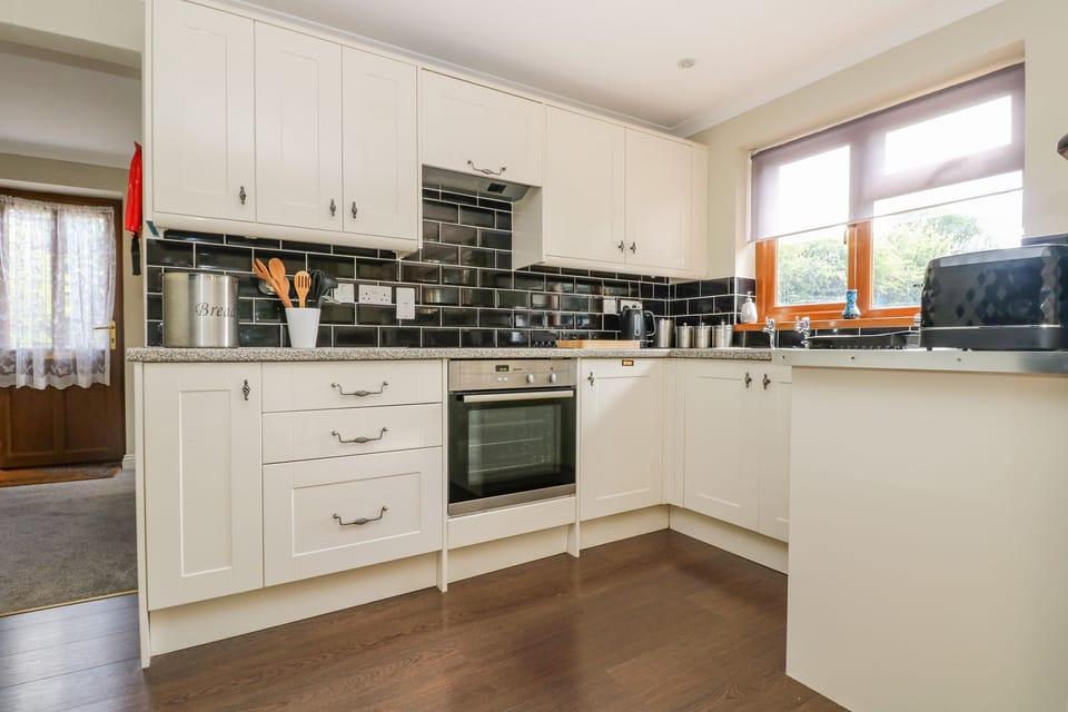Cottage | Private kitchen | Microwave, stovetop, cookware/dishes/utensils