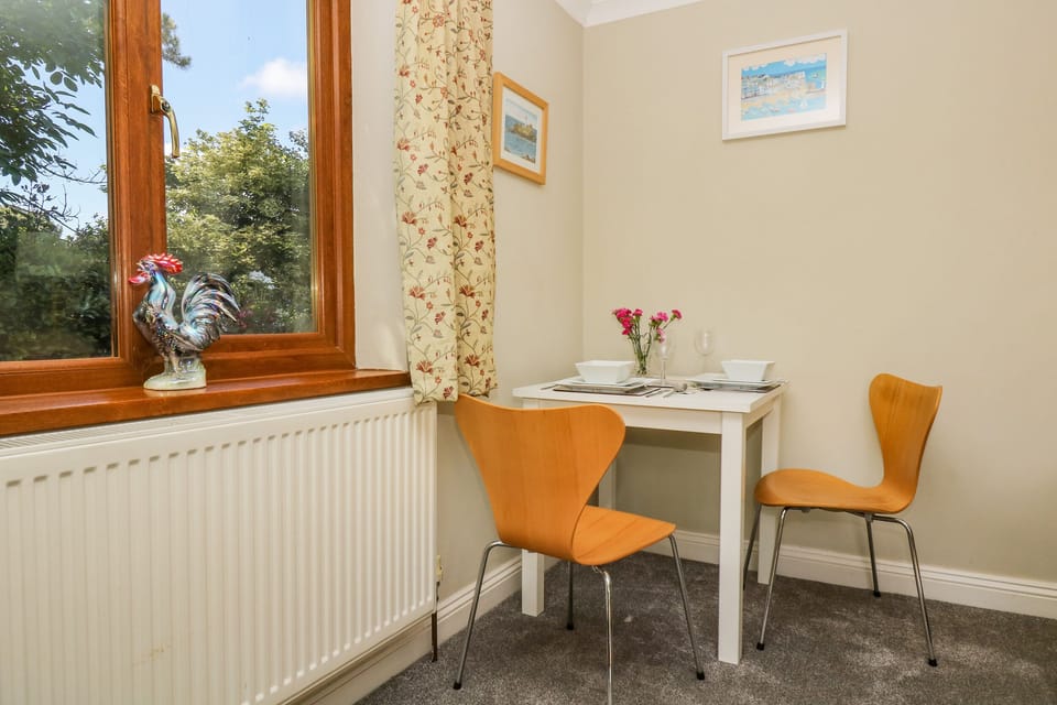 Cottage | Private kitchen | Microwave, stovetop, cookware/dishes/utensils