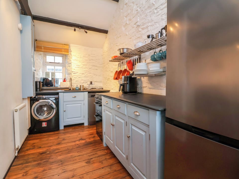 Cottage | Private kitchen | Microwave, stovetop, cookware/dishes/utensils