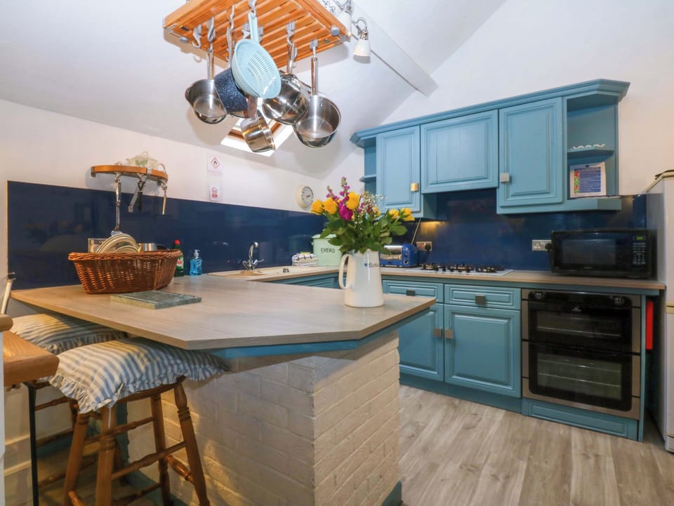 Cottage | Private kitchen | Fridge, microwave, stovetop, dishwasher