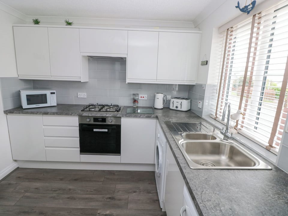 Cottage | Private kitchen | Microwave, stovetop, dishwasher, cookware/dishes/utensils