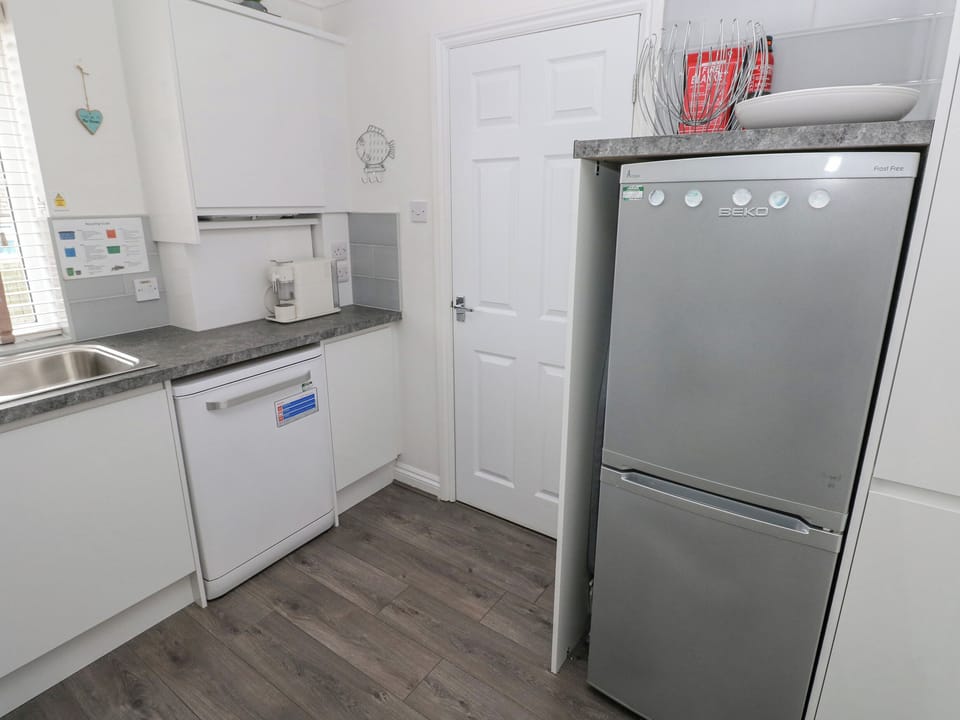 Cottage | Private kitchen | Microwave, stovetop, dishwasher, cookware/dishes/utensils
