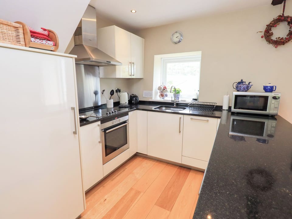 Cottage | Private kitchen | Microwave, stovetop, dishwasher, electric kettle