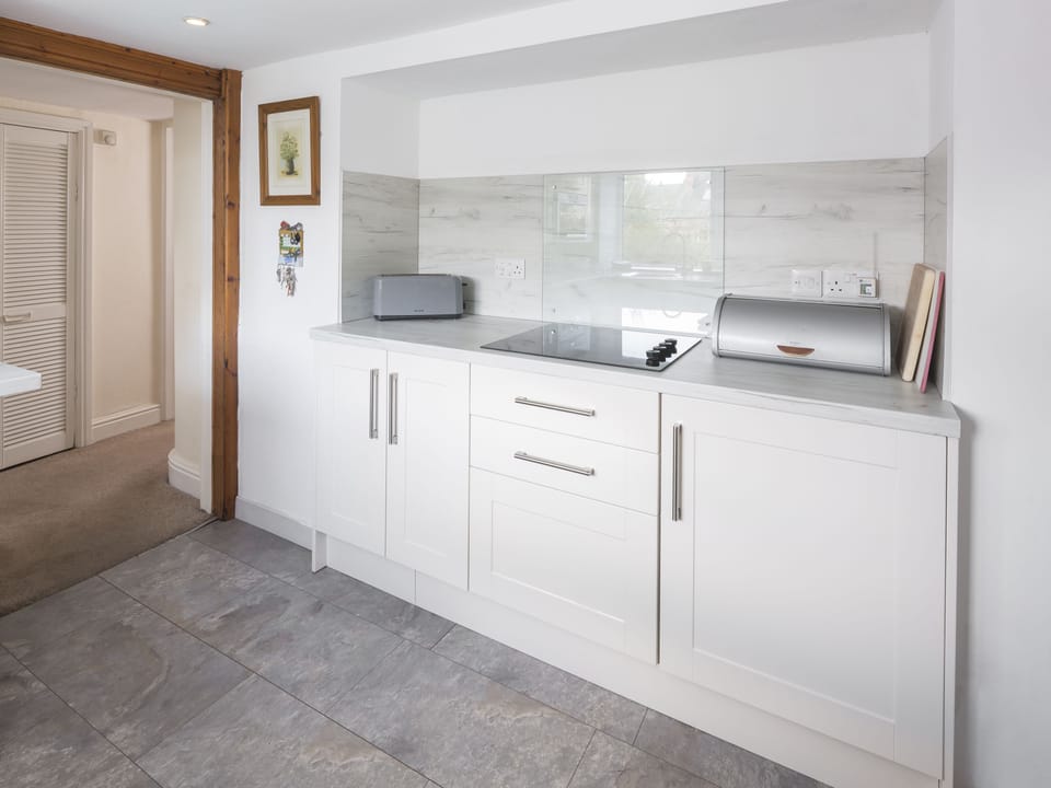 Cottage | Private kitchen | Microwave, stovetop, dishwasher, electric kettle