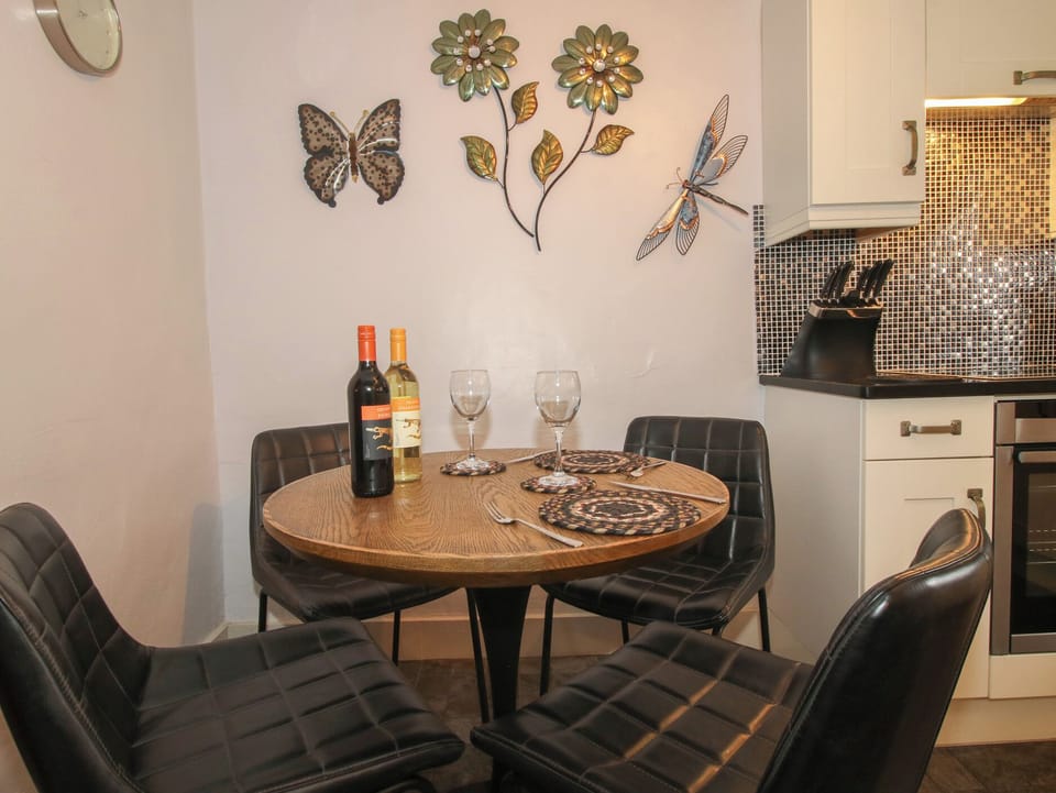 Cottage | Private kitchen | Dishwasher, cookware/dishes/utensils