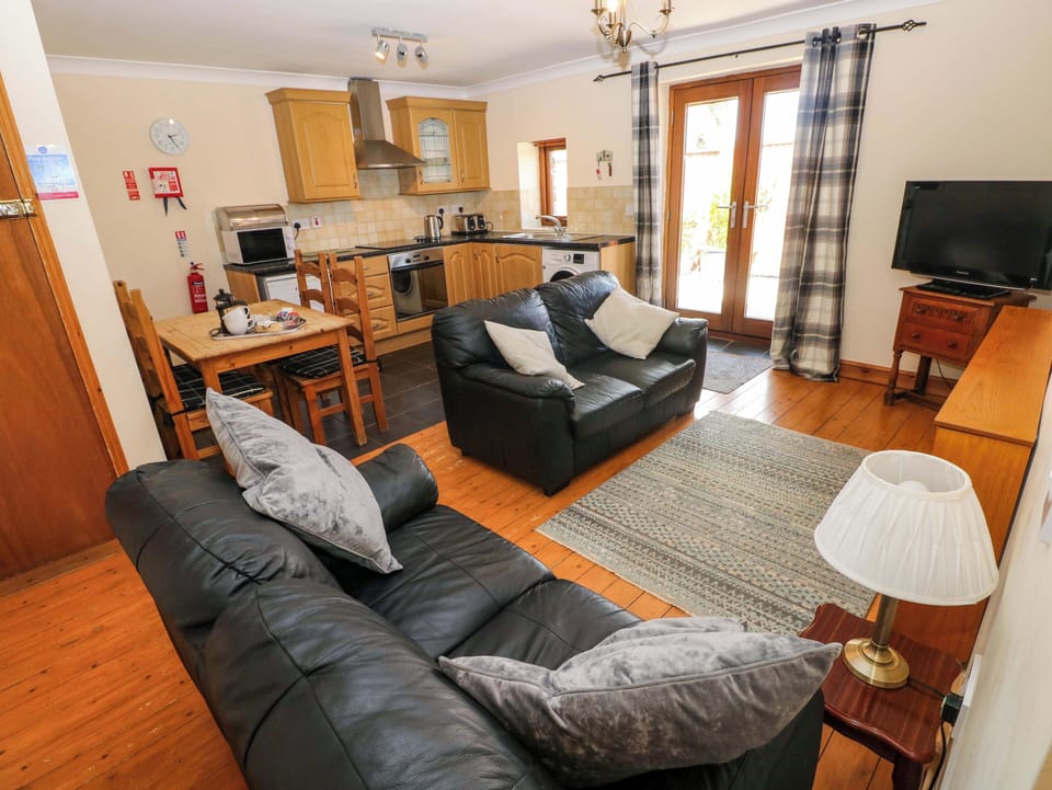 Cottage | Living area | TV