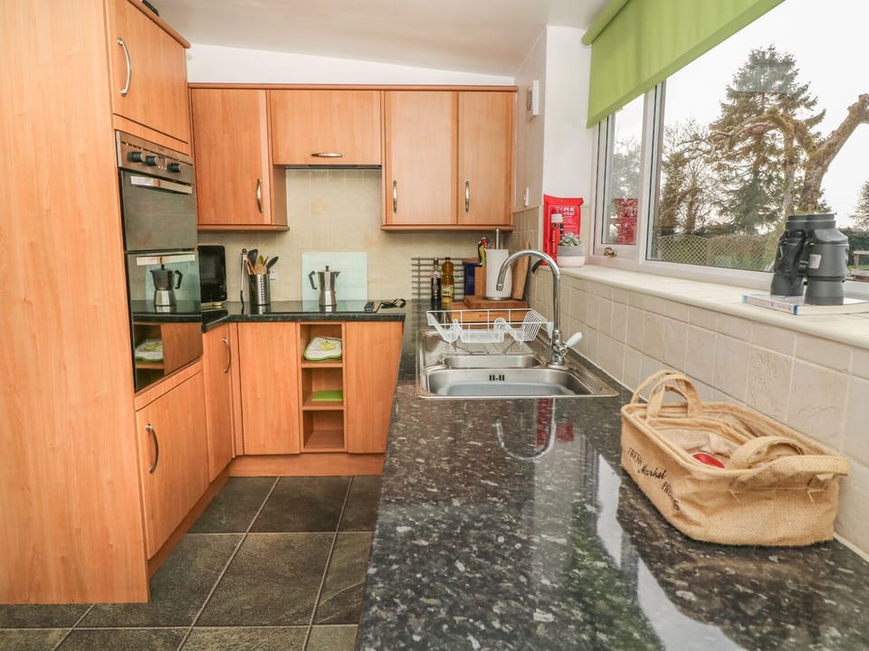 Cottage | Private kitchen | Dishwasher, cookware/dishes/utensils