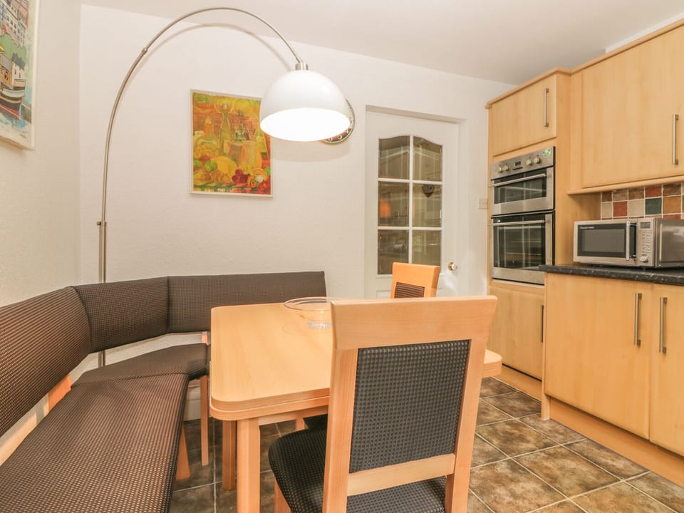 Cottage | Private kitchen | Fridge, microwave, dishwasher, toaster