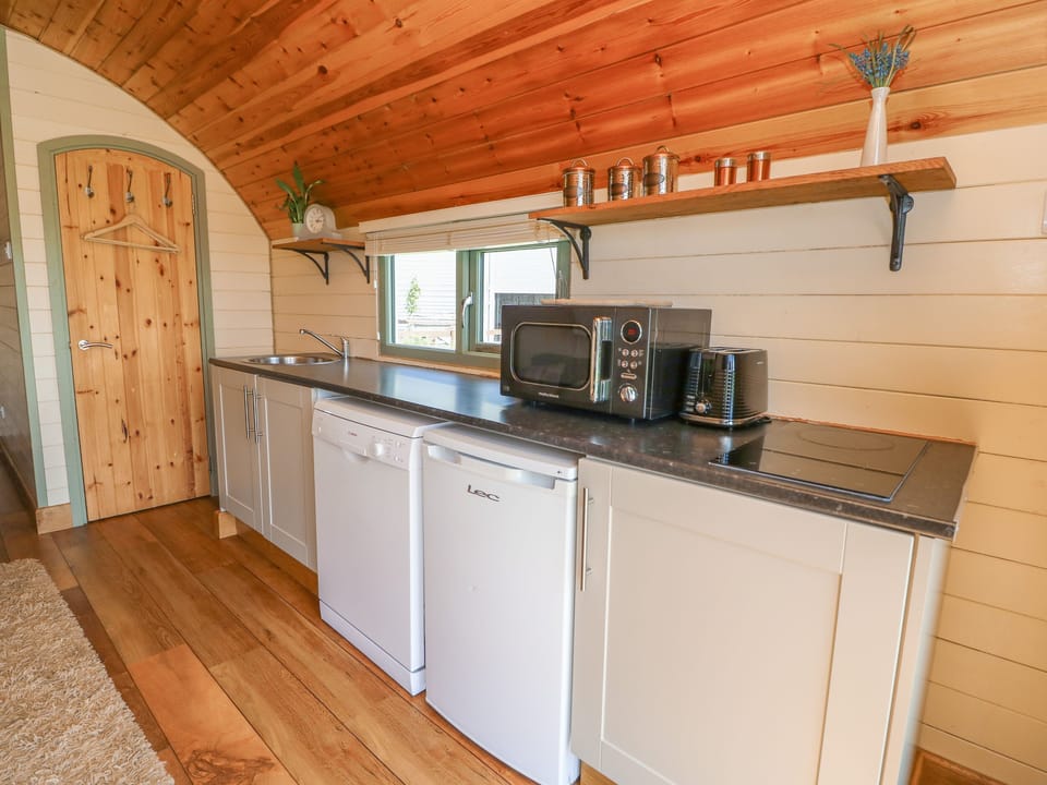 Cottage | Private kitchen | Fridge, microwave, stovetop, dishwasher