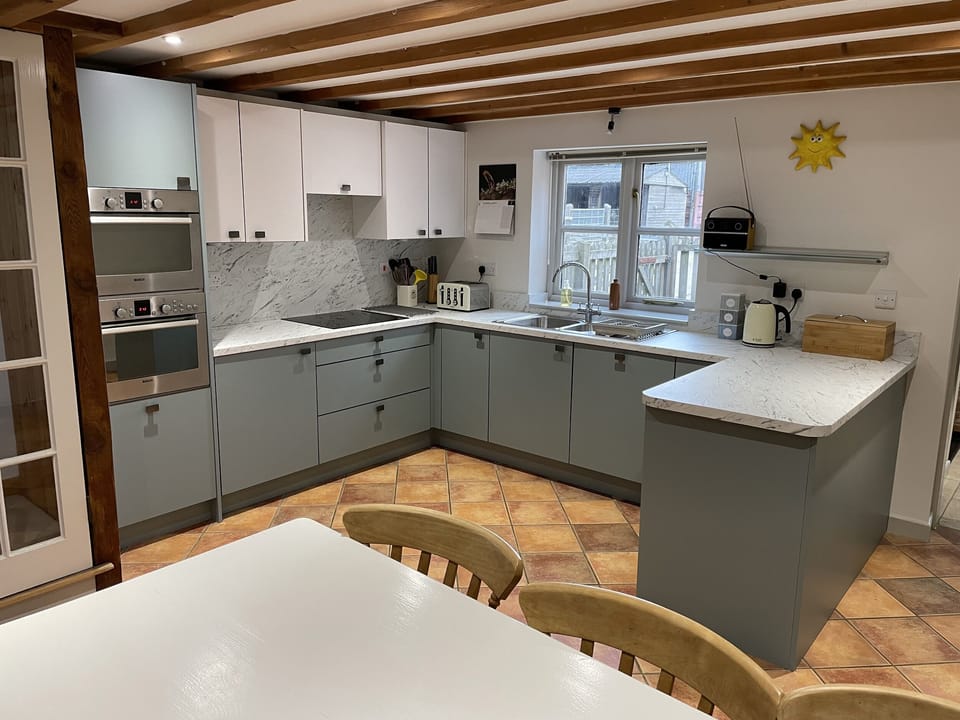 Cottage | Private kitchen | Fridge, microwave, stovetop, dishwasher